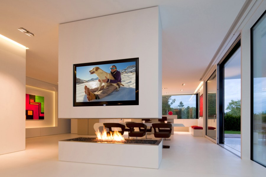 Телевизор на стене