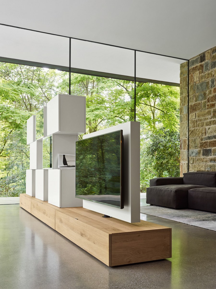 Вращающийся телевизор в интерьере