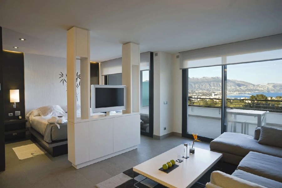 Телевизор в середине комнаты