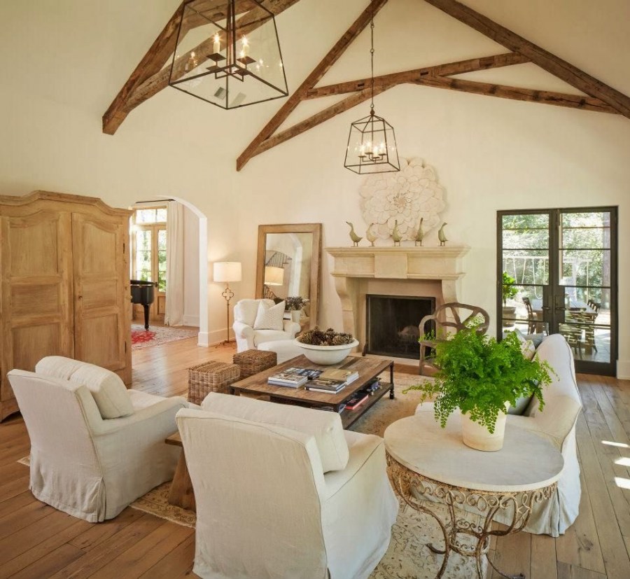 Люстра в загородный дом для гостиной