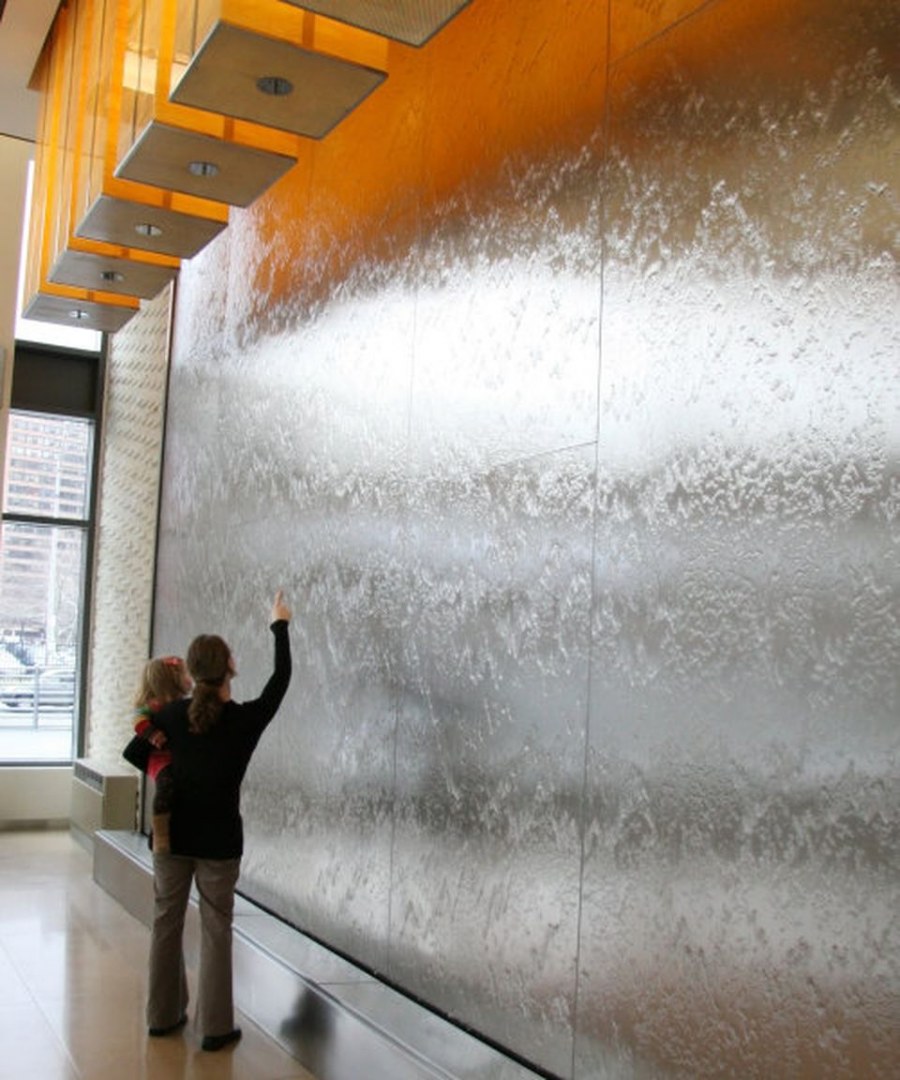 Водопад по стене в интерье