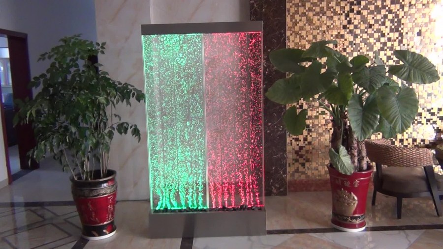 Стеклянная стенка с водопадом