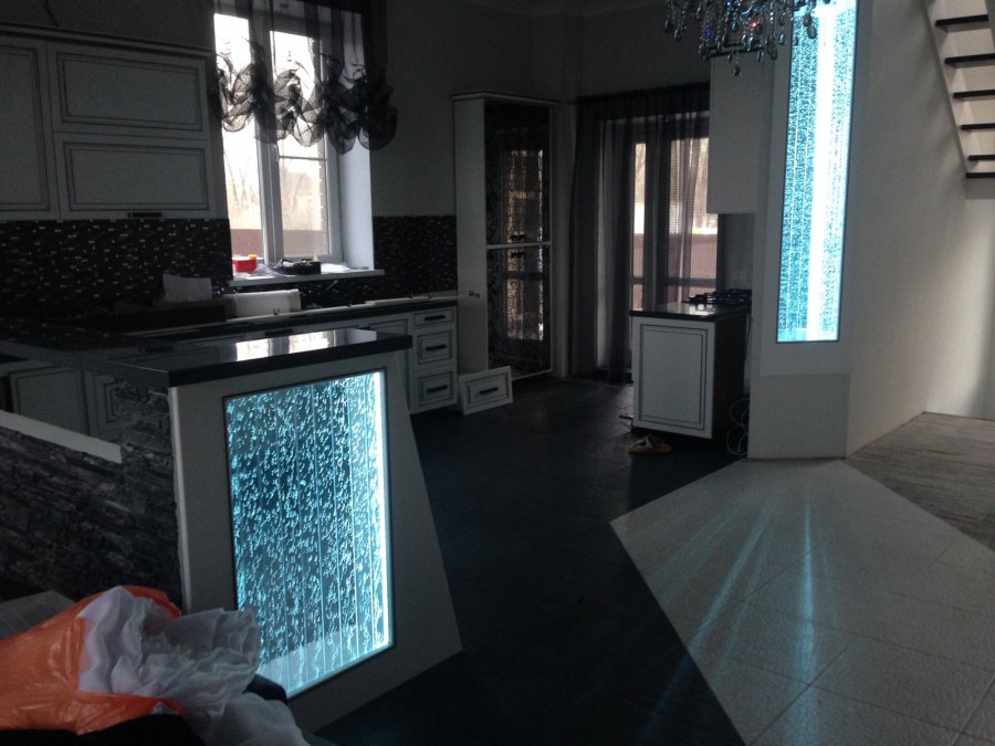 Водопад по стене в интерье