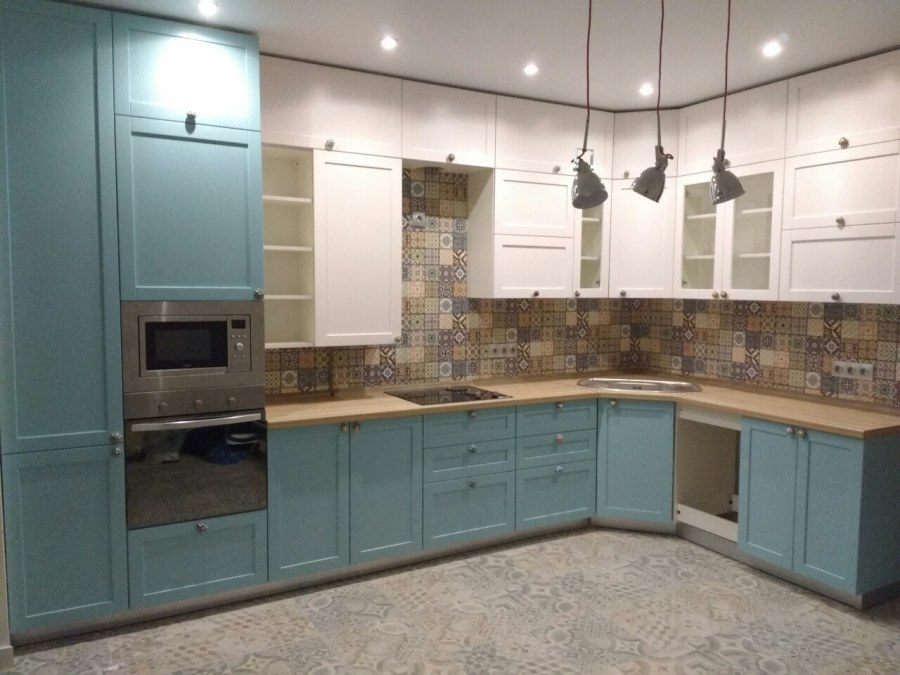 Серо розовая кухня