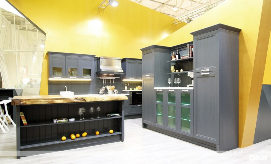 Кухонный гарнитур в темных тонах