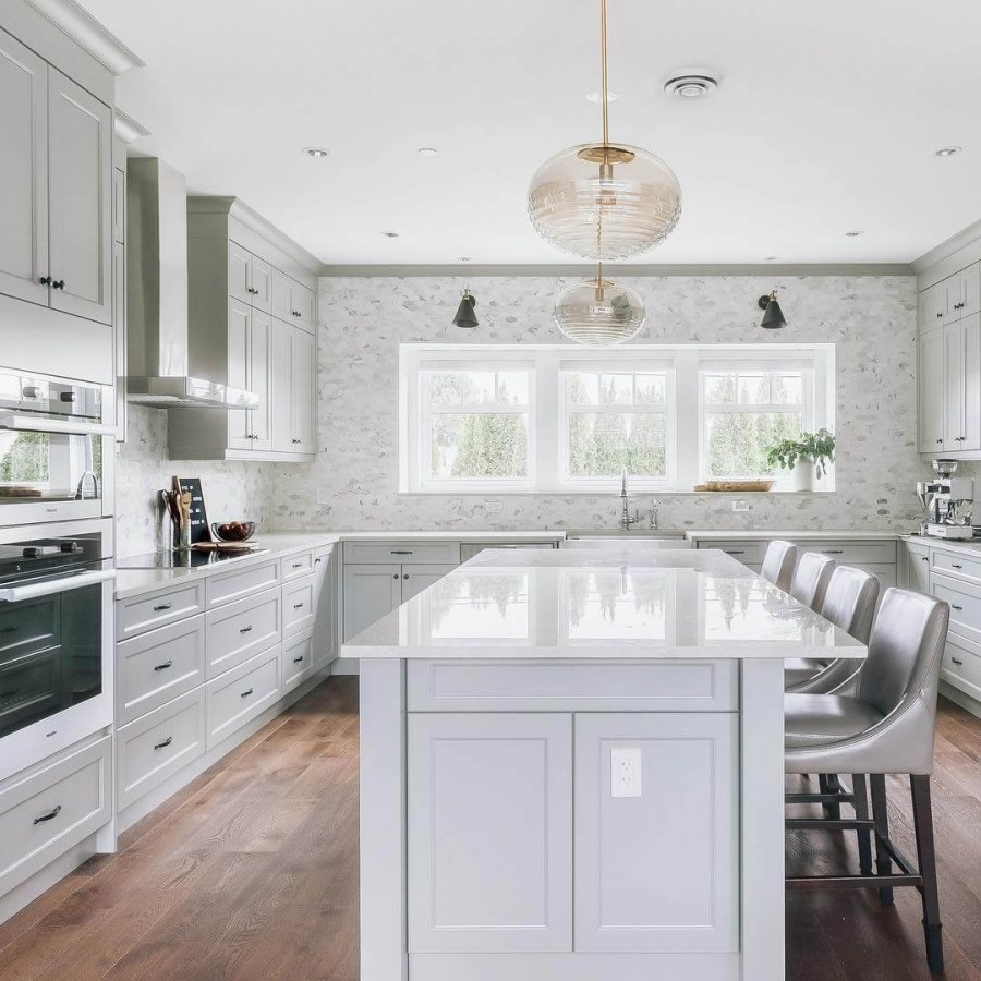 Светлые кухни в интерьере