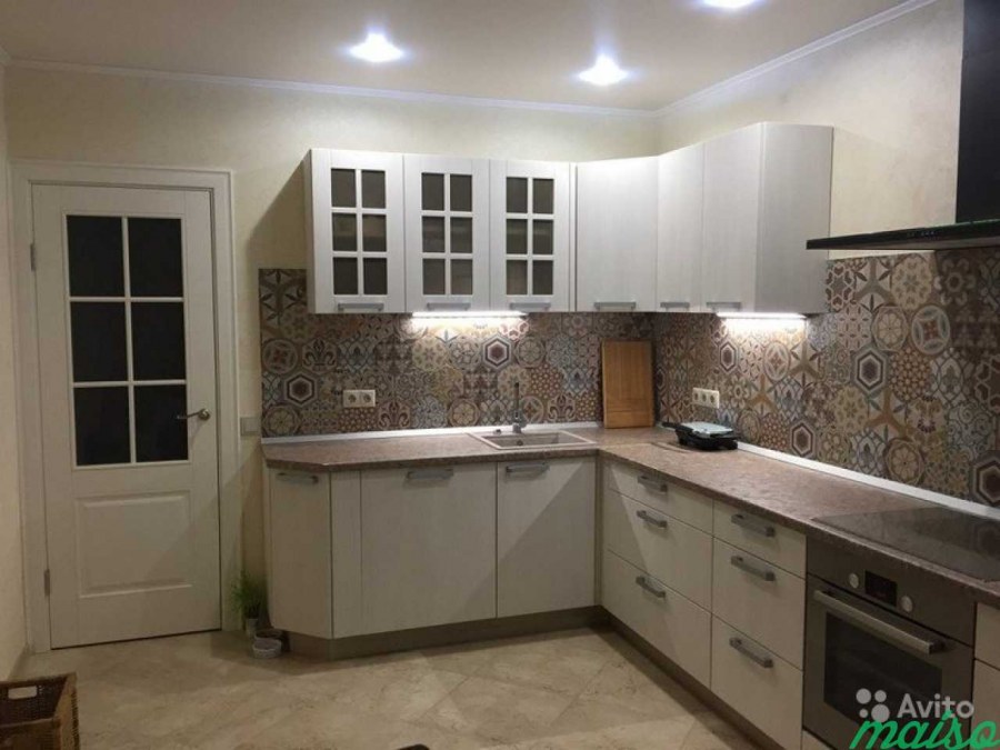 Светлые маленькие кухни