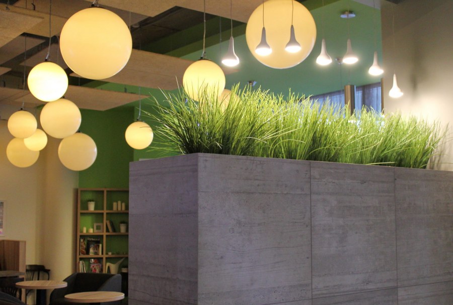 Перегородка с искусственной травой