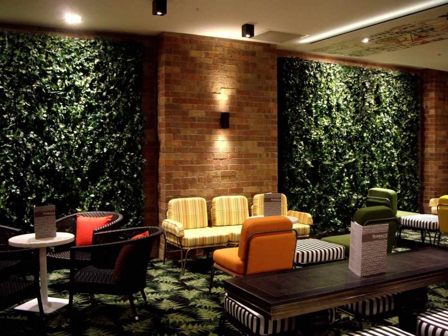 Искусственный газон в интерьере кафе