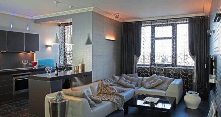 Интерьер студии с двумя окнами