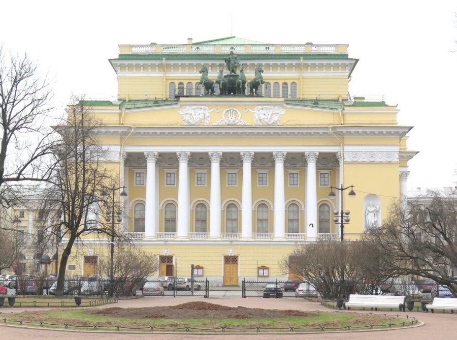 В 1832 Г. - Александрийский театр в Петербурге.