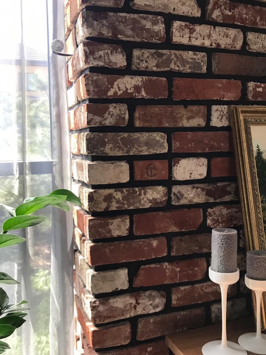 Старый кирпич в интерьере сада