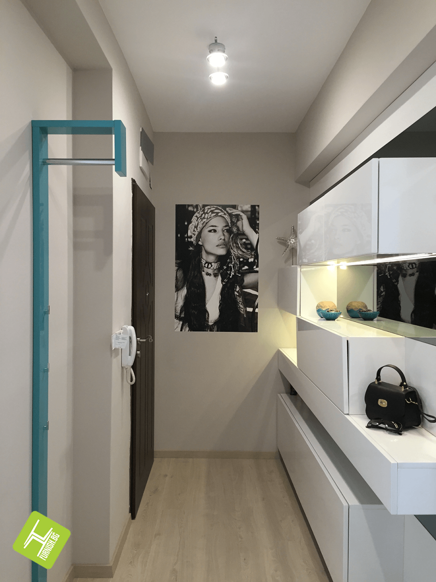 Серая прихожая с яркими акцентами