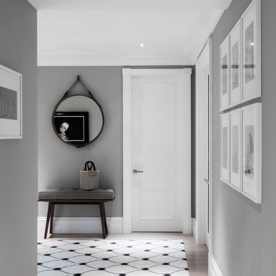 Серые стены в коридоре