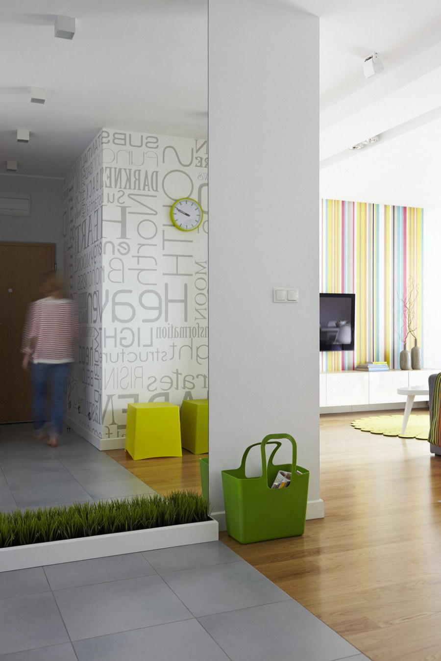 Серый коридор с яркими акцентами