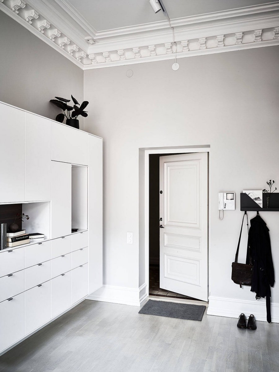 Черные двери в белом интерьере