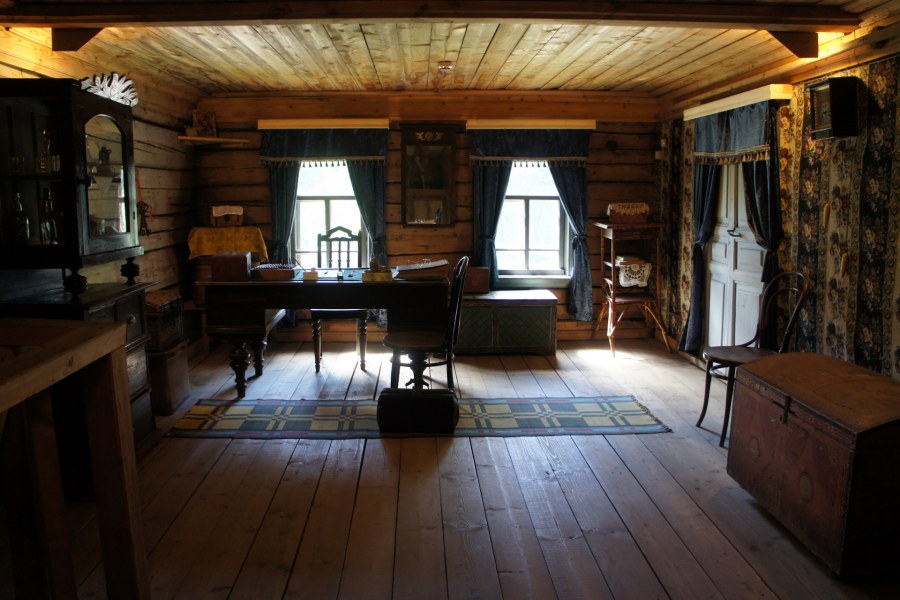 Старый деревянный дом изнутри