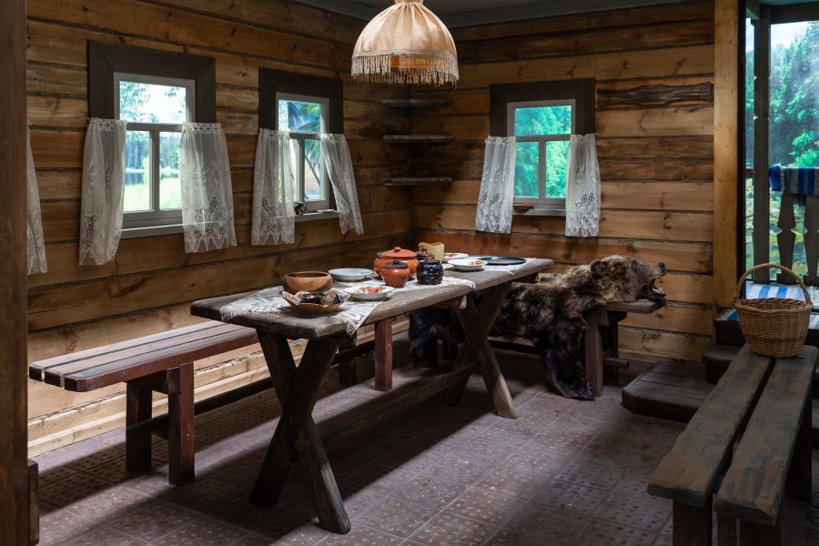 Русская изба в деревне внутри