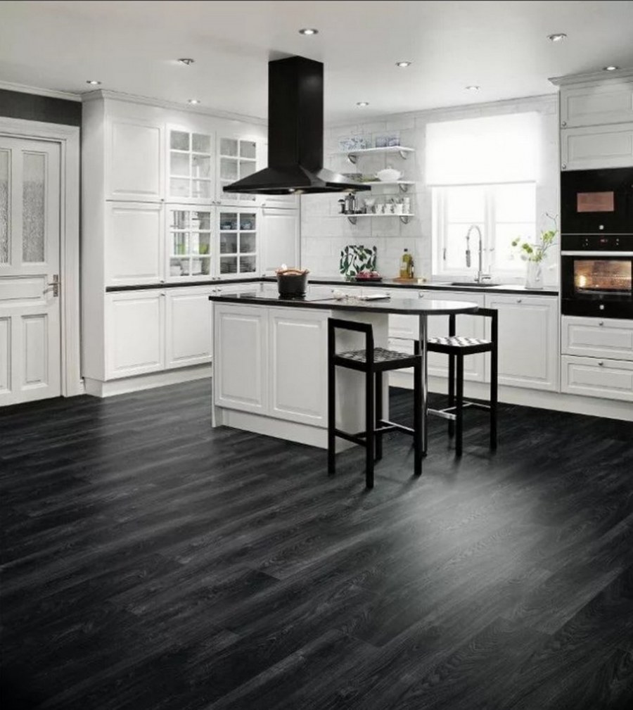 Кухня с черным полом