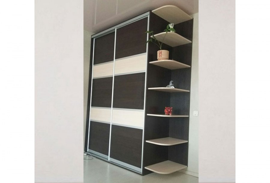 Шкаф купе с полками сбоку