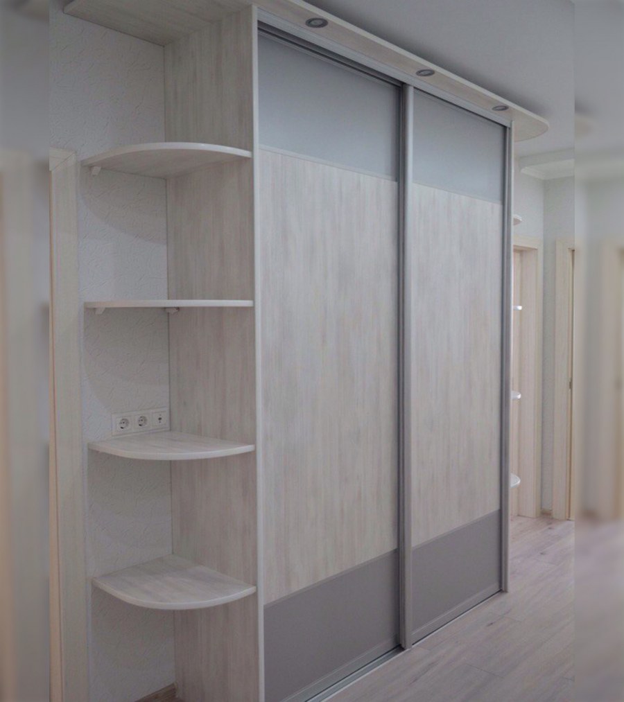 Шкаф купе с открытыми полками сбоку