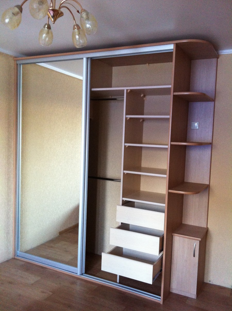 Шкаф купе с полками сбоку