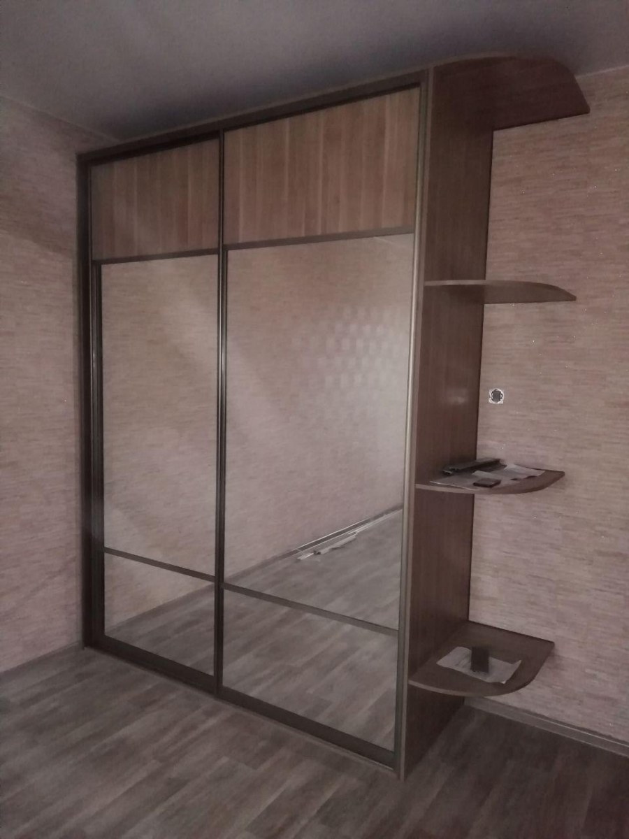 Шкаф купе с зеркалом и боковыми полками