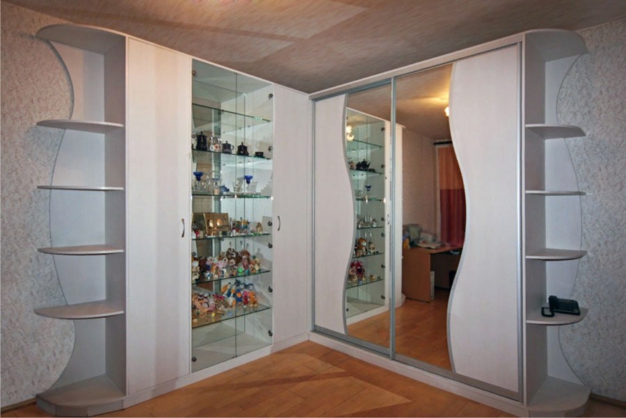 Шкаф в зал с боковыми полками