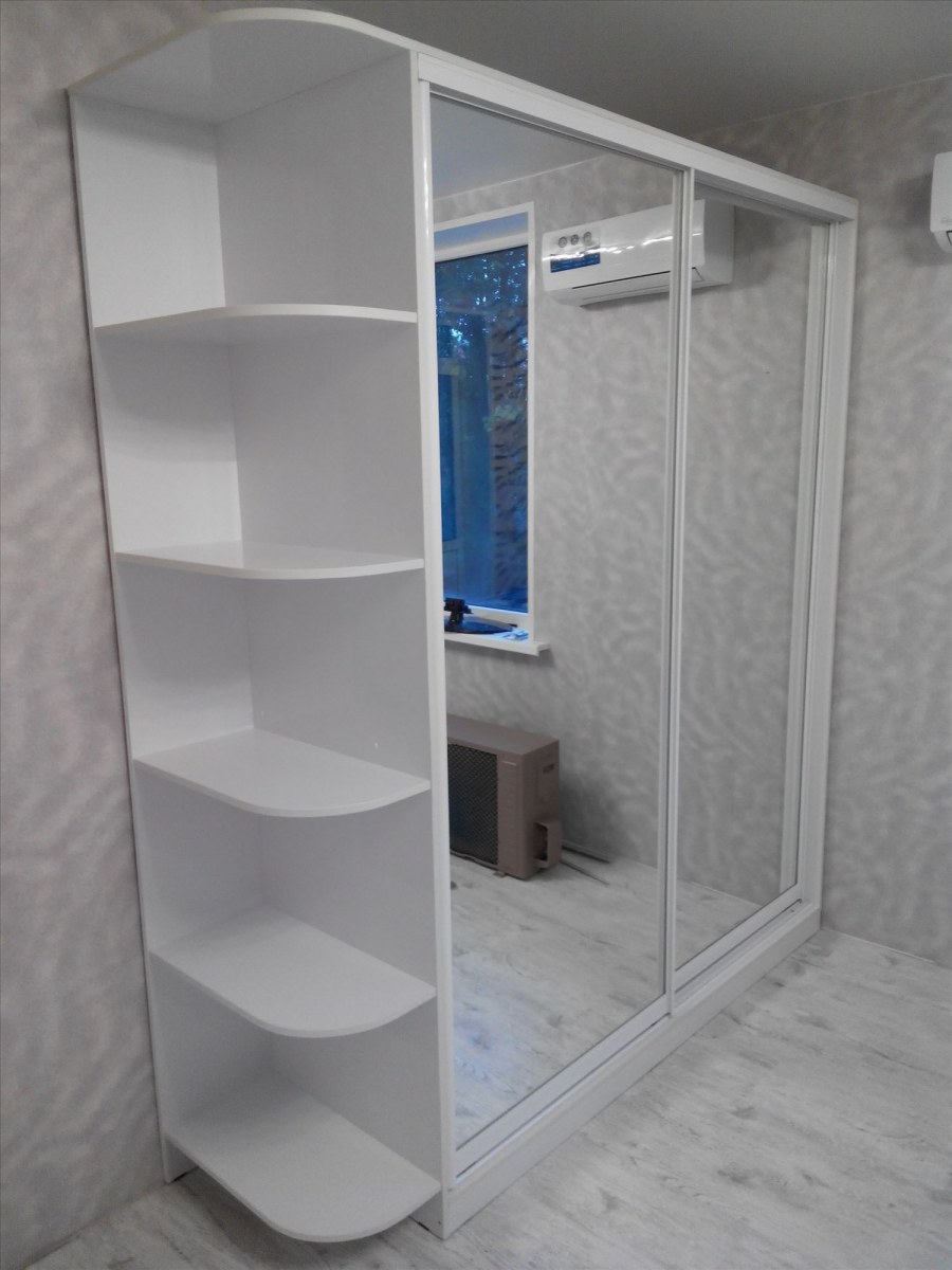 Шкаф купе с полочками сбоку