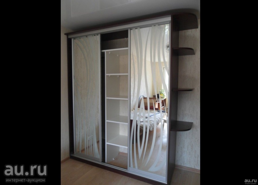 Шкаф купе 3 двери сбоку зеркало