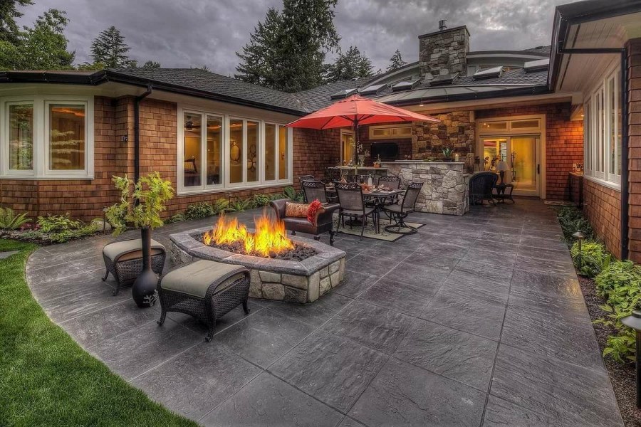 Патио зона с мангалом и кострищем