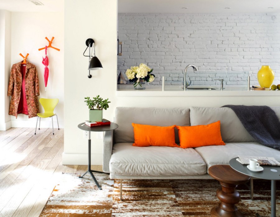 Крашеная кирпичная стена в гостиной