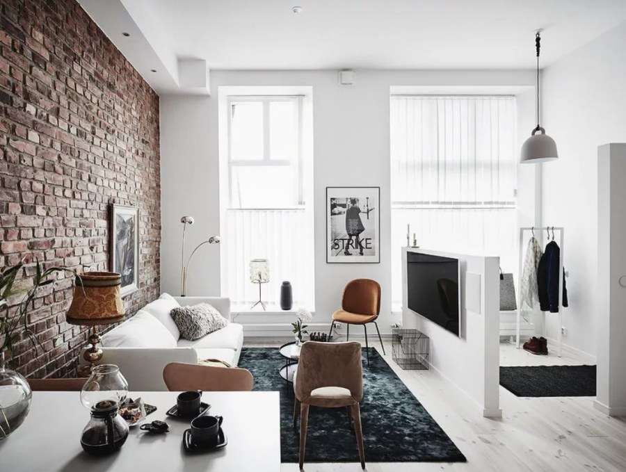 Гостиная в скандинавском стиле с кирпичной стеной