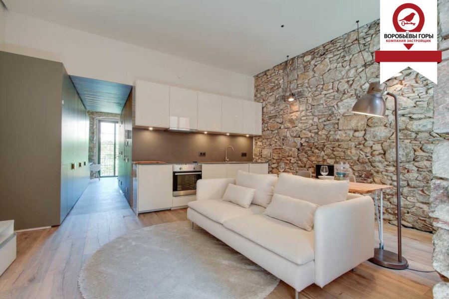 Каменная стена в интерьере гостиной