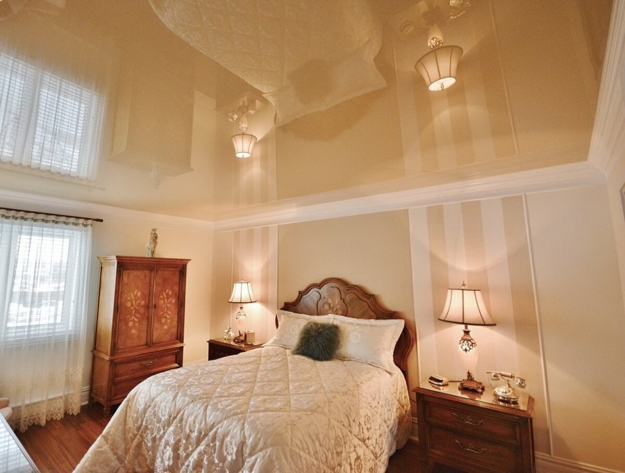 Натяжной потолок в спальне