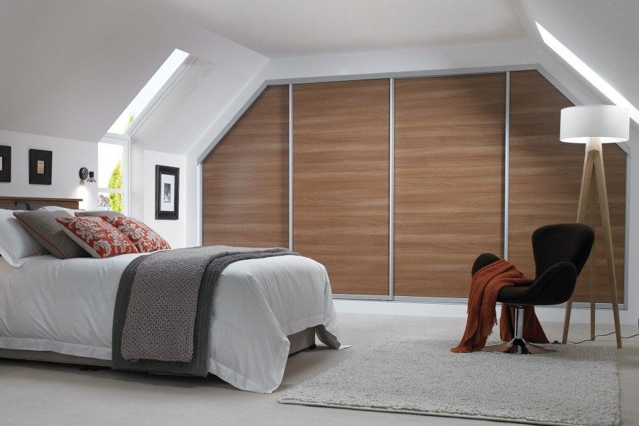 Шкаф в спальню на мансарде