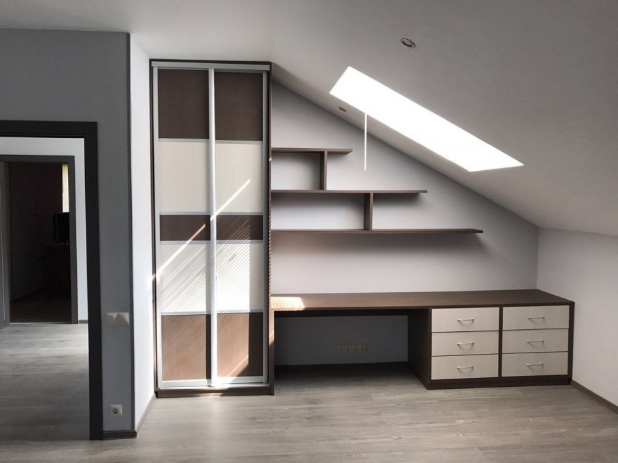 Встроенные шкафы на мансарде