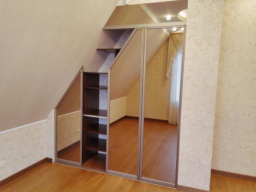 Шкаф в мансардной комнате