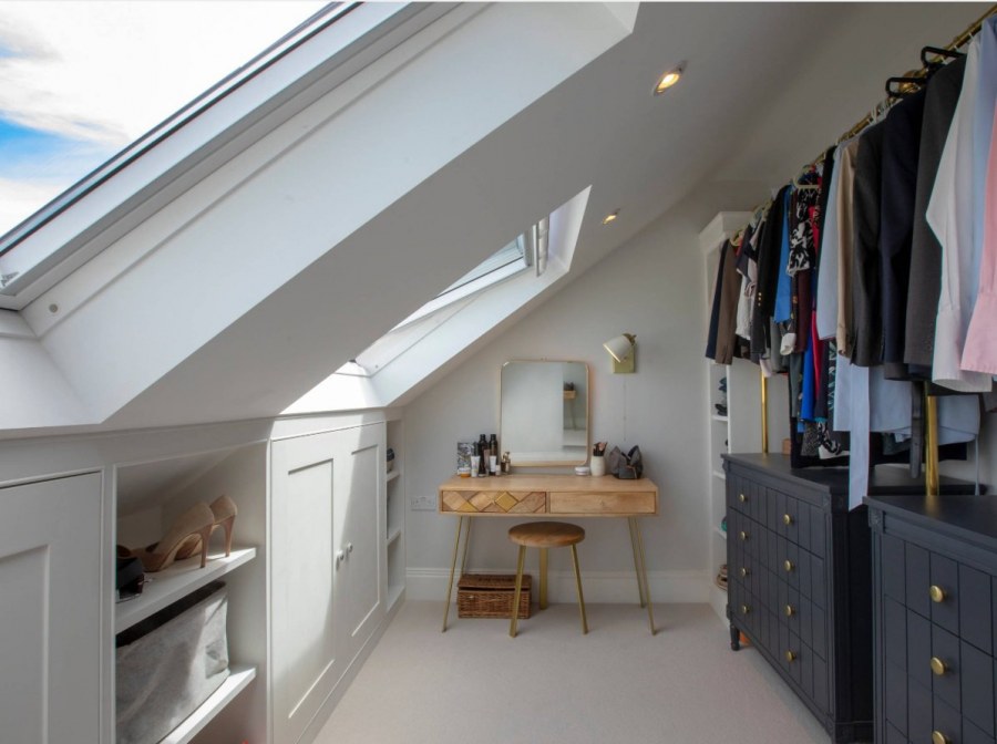 Шкаф в мансардной комнате