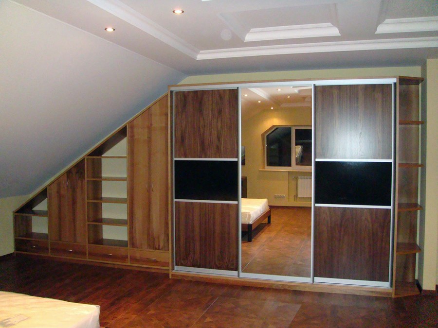 Встроенная мебель на мансарде