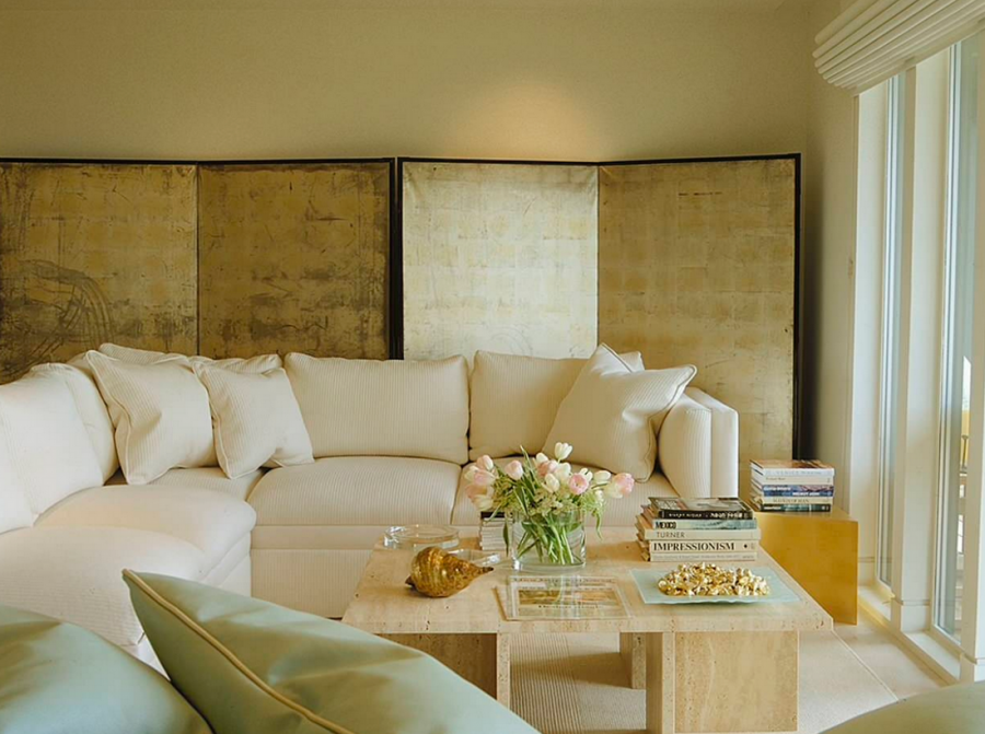 Золотая стена в интерьере