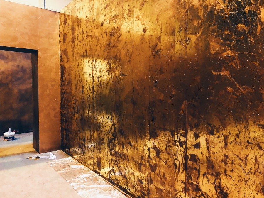 Золотистые стены