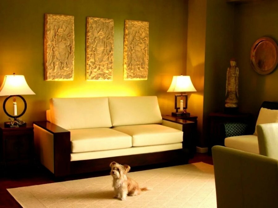 Золотистый цвет в интерьере гостиной