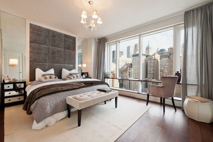 Светлая спальня с большими окнами