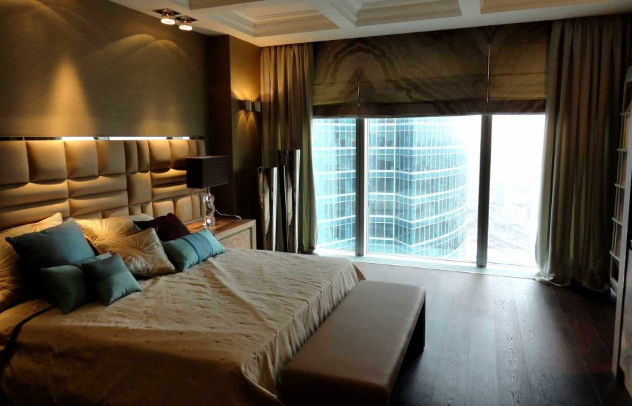 Спальня с витражными окнами