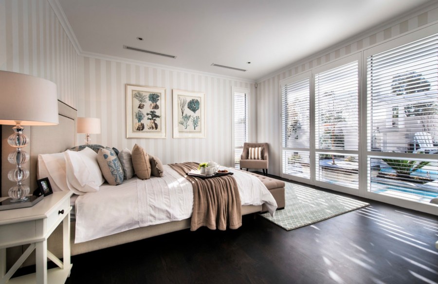 Обои в полоску в спальне