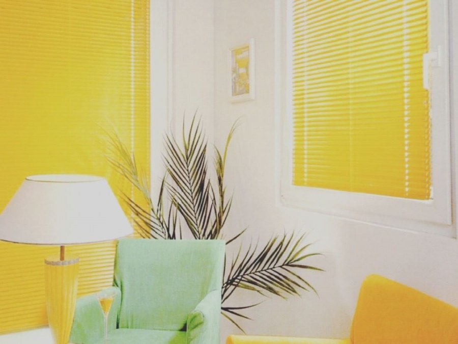 Желтые жалюзи