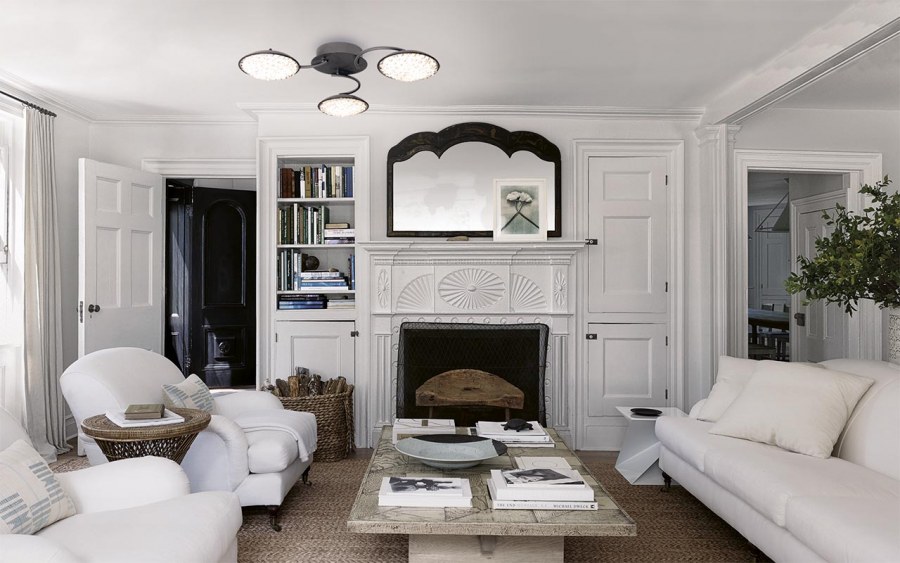 Белый диван в белой гостиной