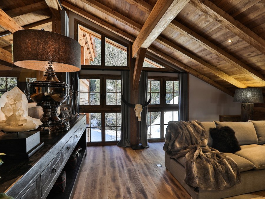 Спальня в стиле Шале с камином