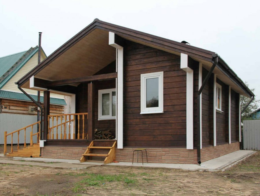 Диван в деревянном доме